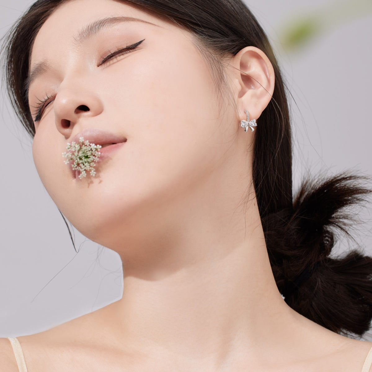 [Clover Jewelery]Exquisite Earrings With Heart-Shaped Bow Design