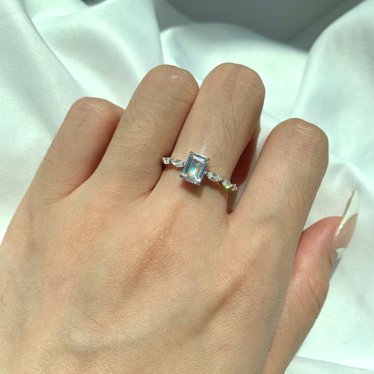 [Clover Jewelery]1.0 Carat Dainty Resplendent Radiant Cut Daily Ring