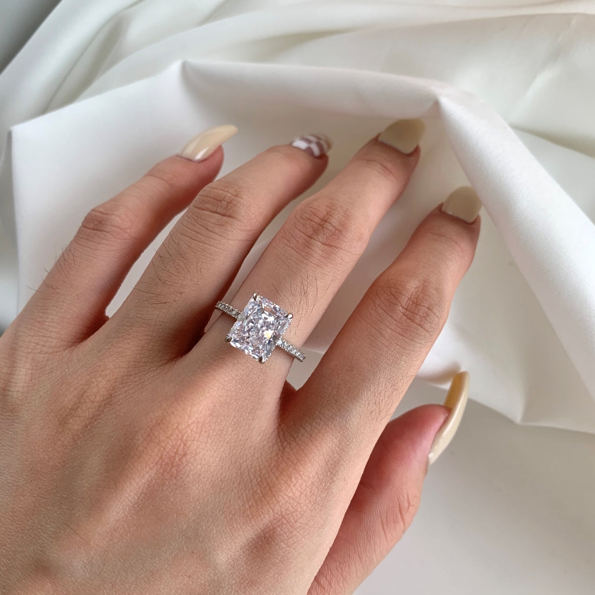 [Clover Jewelery]4.0 Carat Luxurious Engagement Ring