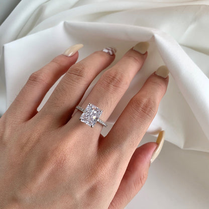 [Clover Jewelery]4.0 Carat Luxurious Engagement Ring