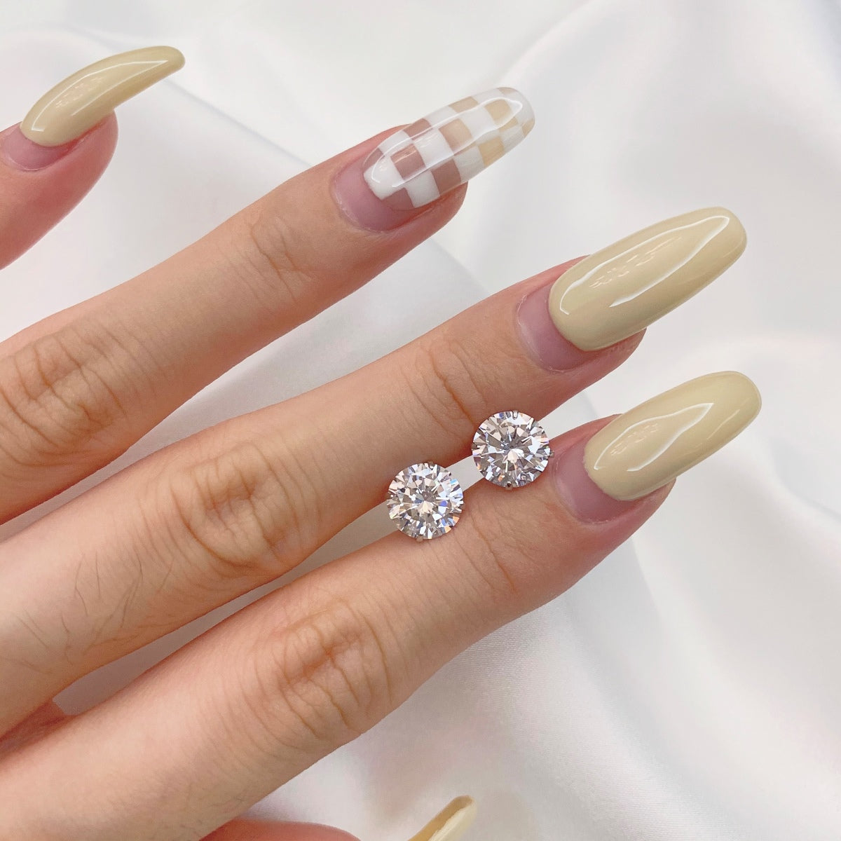 [Clover Jewelery]Stylish Shiny Round Center Stone Stud Earrings