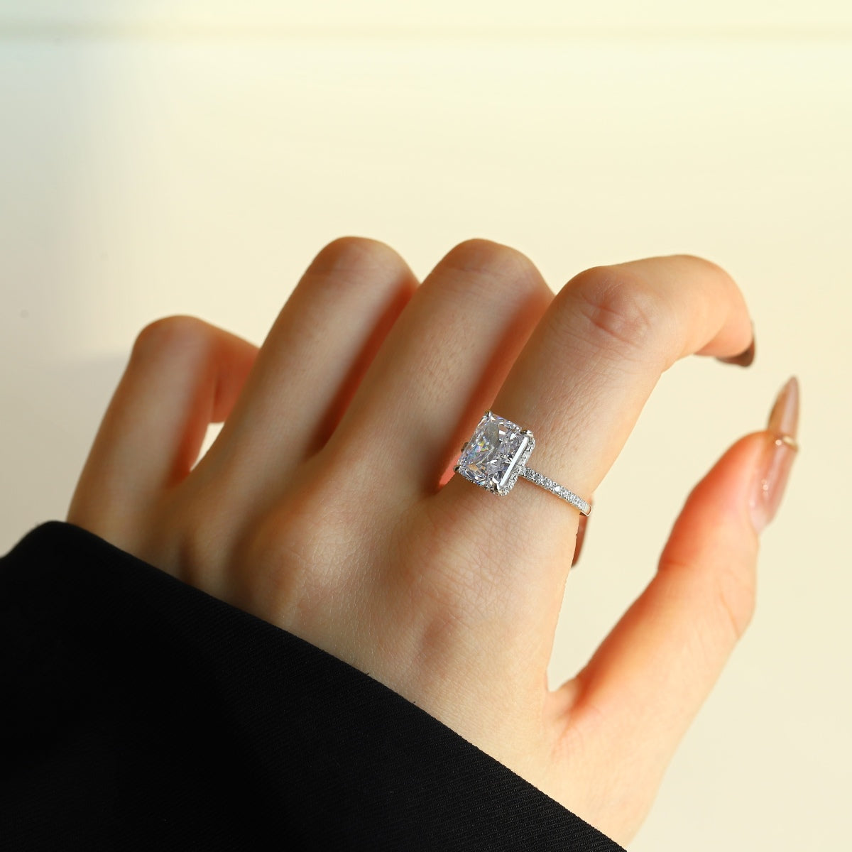 [Clover Jewelery]4.0 Carat Luxurious Engagement Ring