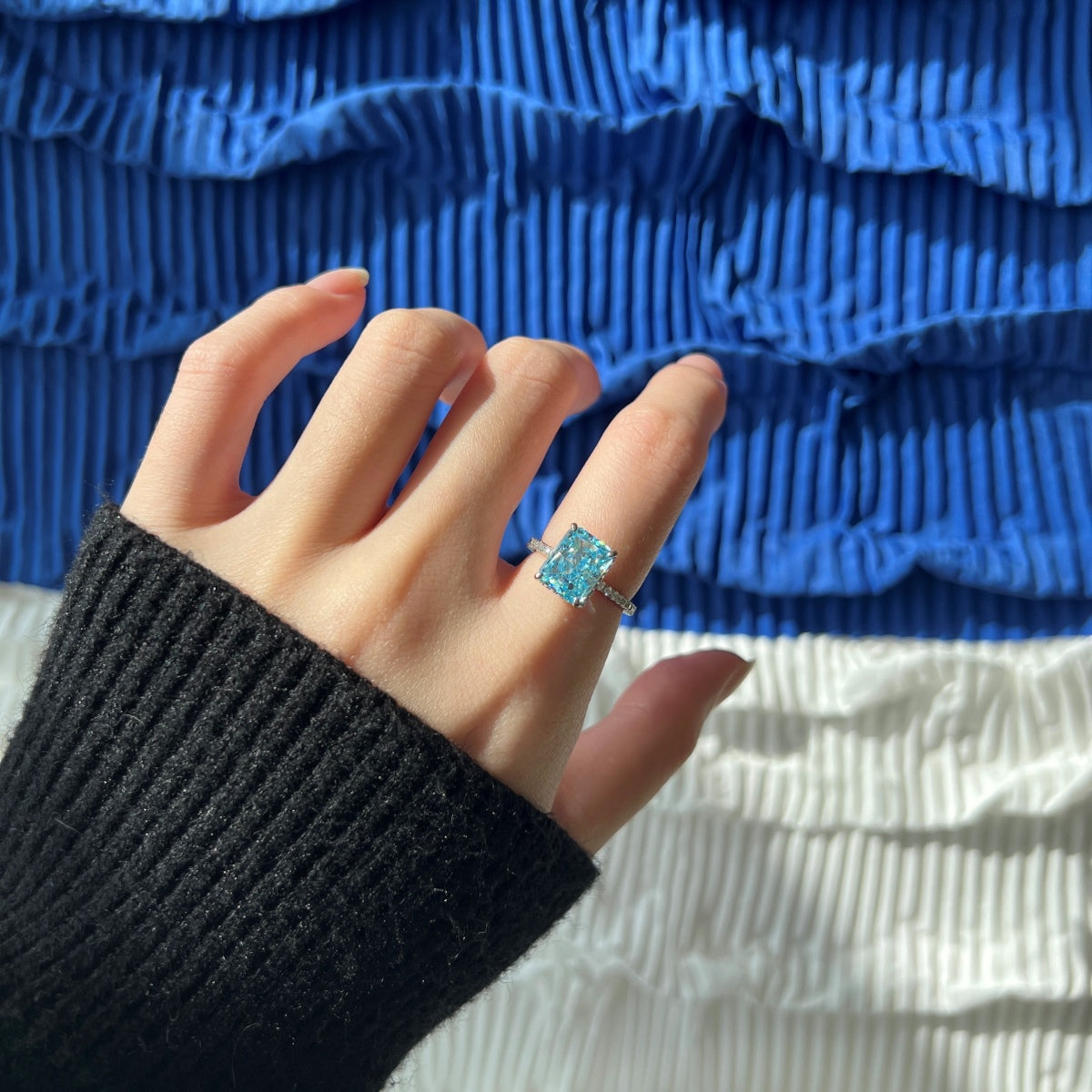 [Clover Jewelery]4.0 Carat Luxurious Engagement Ring