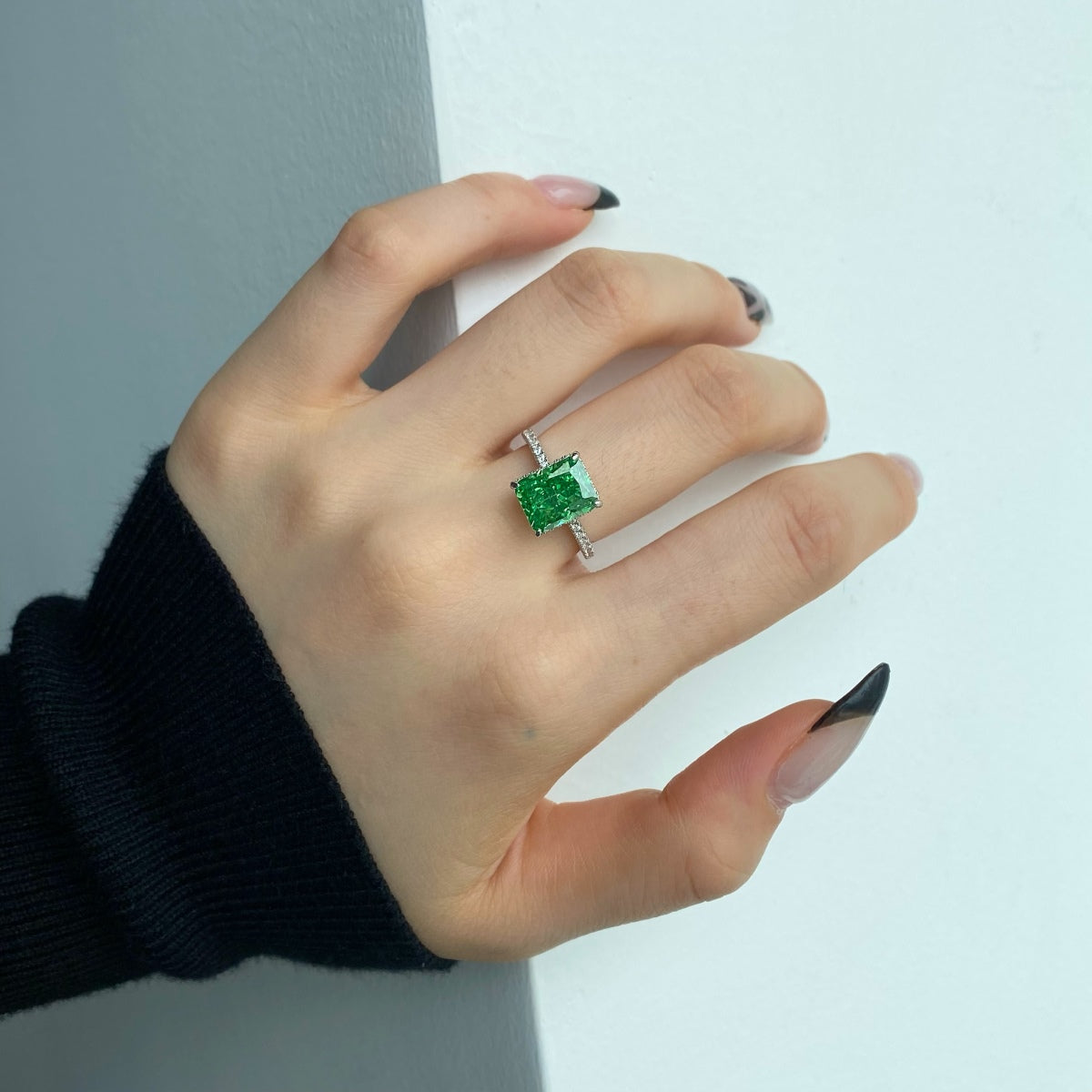 [Clover Jewelery]4.0 Carat Luxurious Engagement Ring
