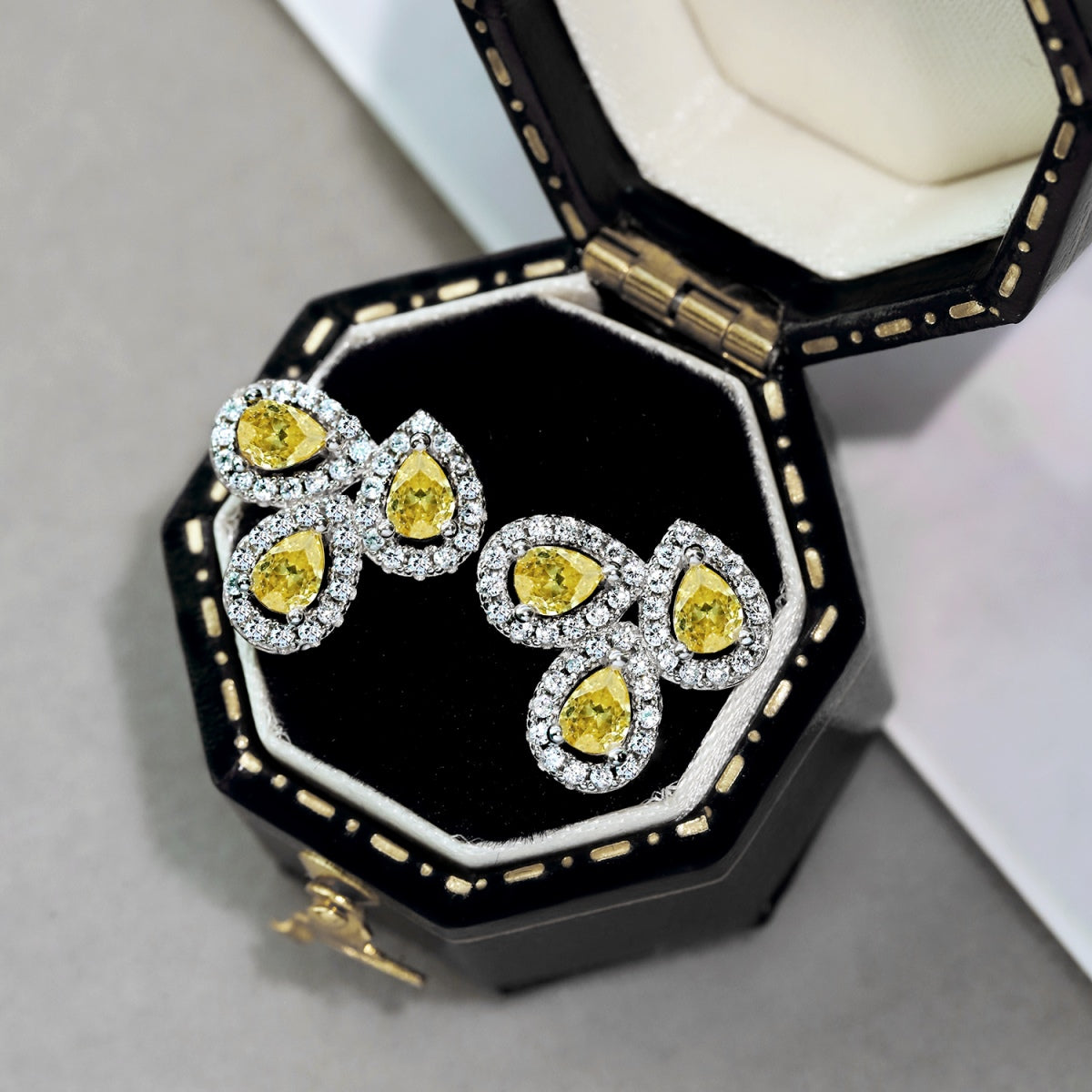 [Clover Jewelery]Ornate Flower Shape Pear Cut Lover Earrings