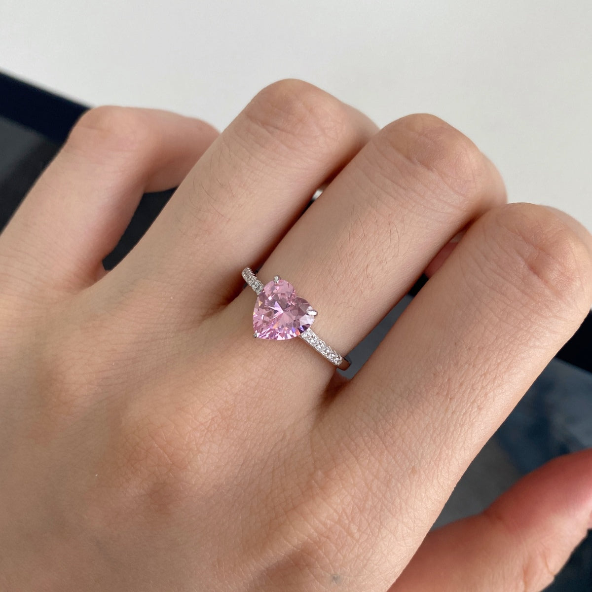 [Clover Jewelery]2.0 Carat Dazzling Lustrous Heart Cut Lover Ring