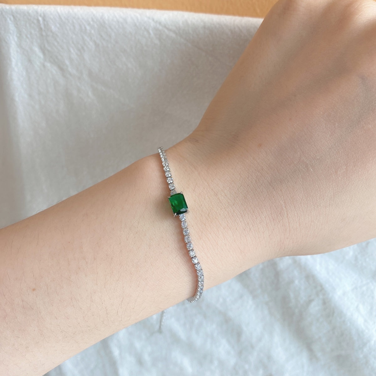[Clover Jewelery]1.0 Carat Unique Emerald Cut Banquet Bracelet