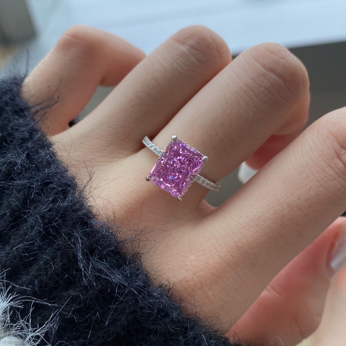 [Clover Jewelery]4.0 Carat Luxurious Engagement Ring