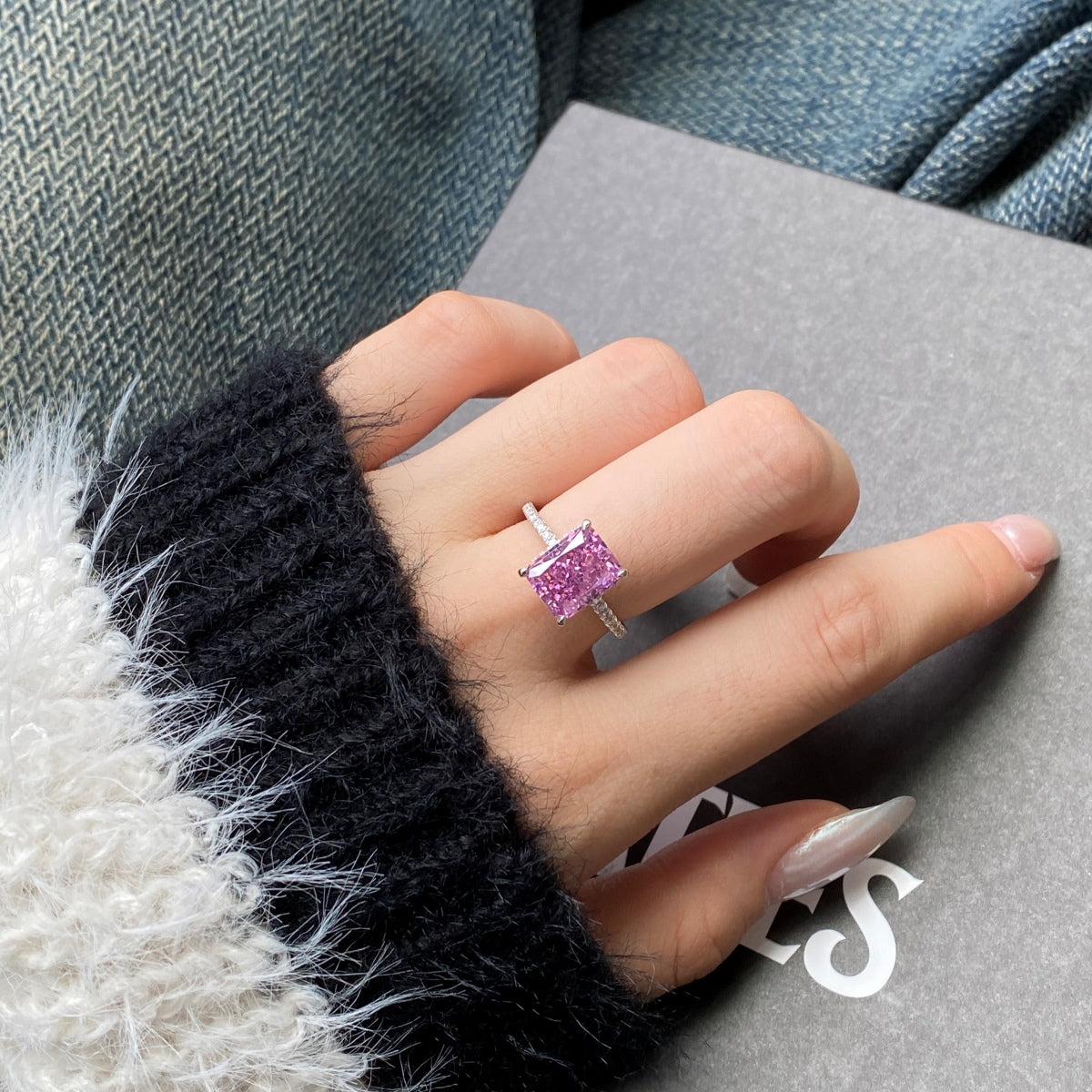 [Clover Jewelery]4.0 Carat Luxurious Engagement Ring