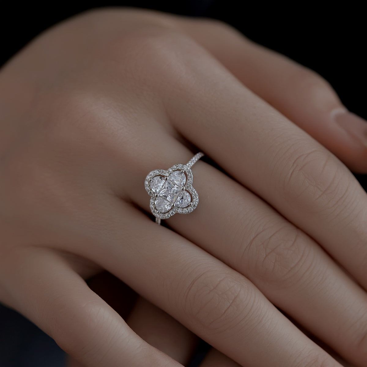 [Clover Jewelery]Luxurious Eternity Flower Shape Banquet Ring