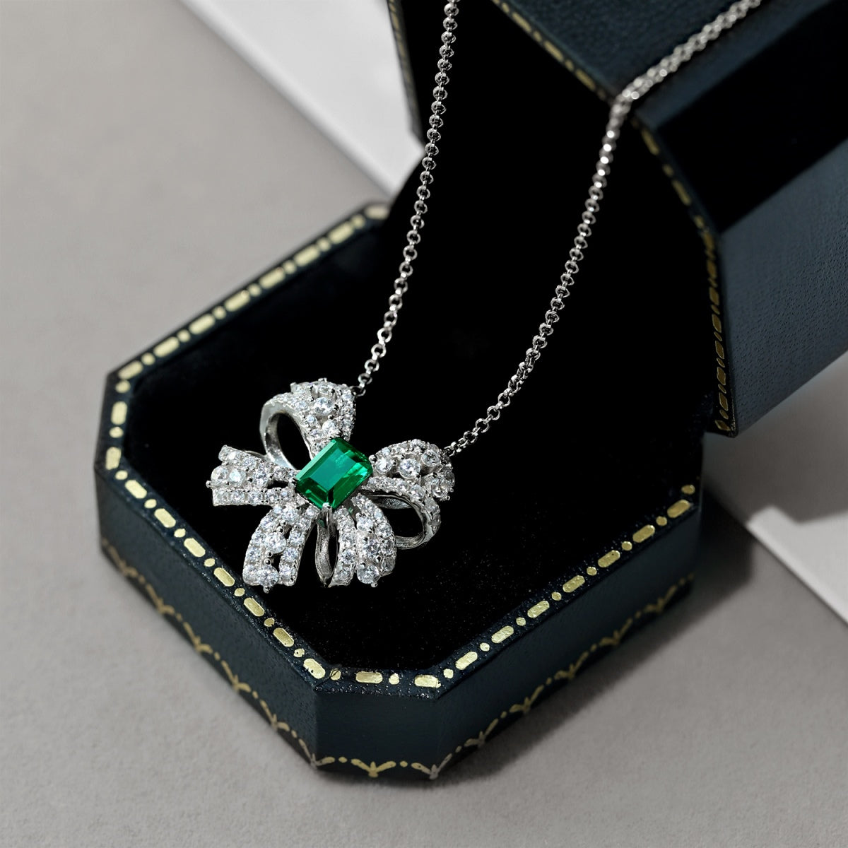 [Clover Jewelery]Luxurious Flower Shape Emerald Cut Necklace