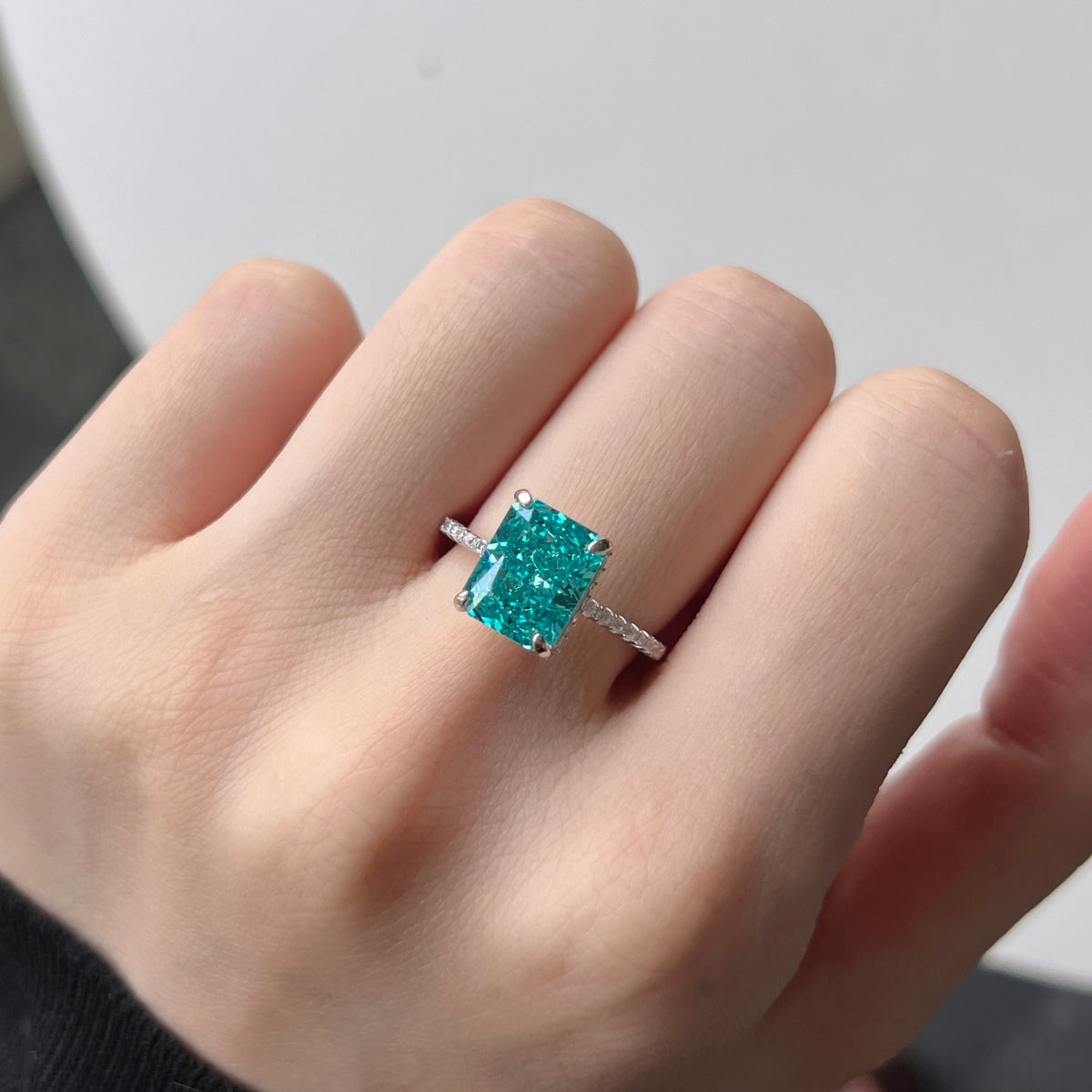 [Clover Jewelery]4.0 Carat Luxurious Engagement Ring