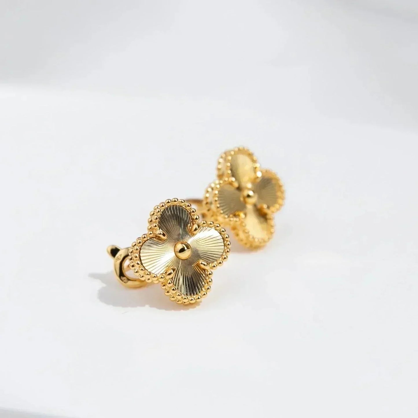 [Clover Jewelery]CLOVER MEDIUM 1 MOTIFS LASER EARRINGS
