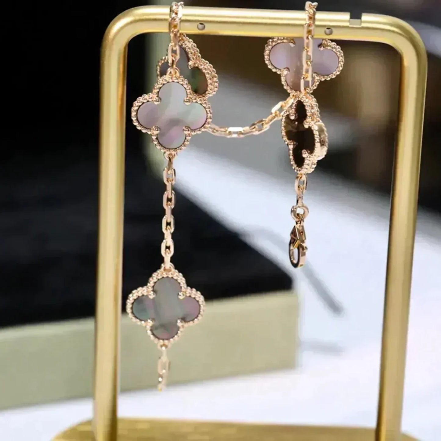 [Clover Jewelery]CLOVER 5 MOTIF GRAY MOP  BRACELET