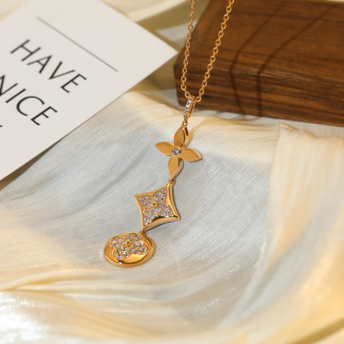[Clover Jewelery]STAR AND SUN DIAMOND PINK GOLD NECKLACE