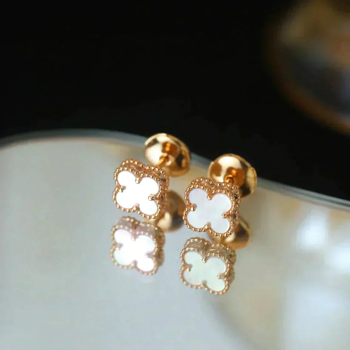 [Clover Jewelery]CLOVER MINI 9.5MM WHITE MOP EARRINGS
