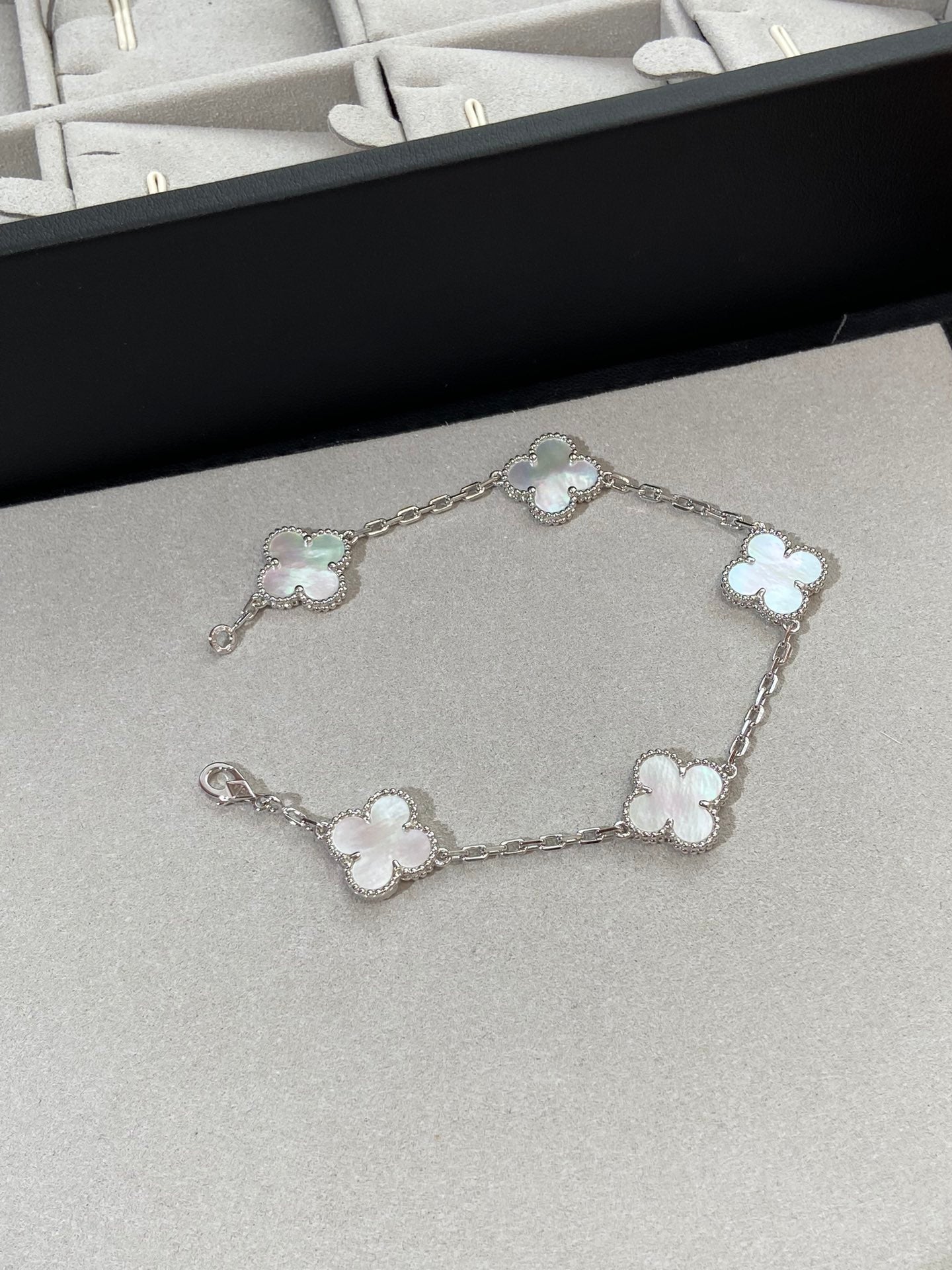 [Clover Jewelery]CLOVER SILVER MOP 5 MOTIF BRACELET