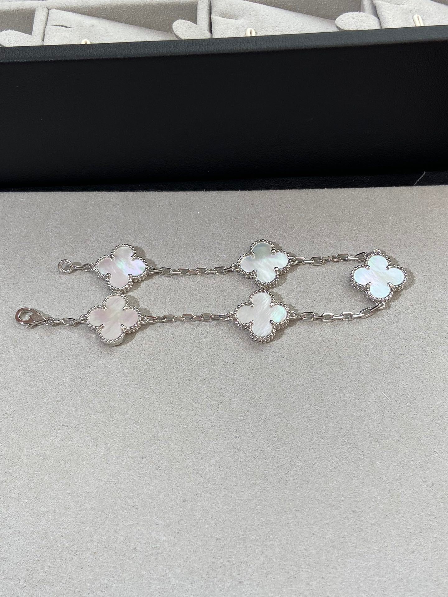 [Clover Jewelery]CLOVER SILVER MOP 5 MOTIF BRACELET