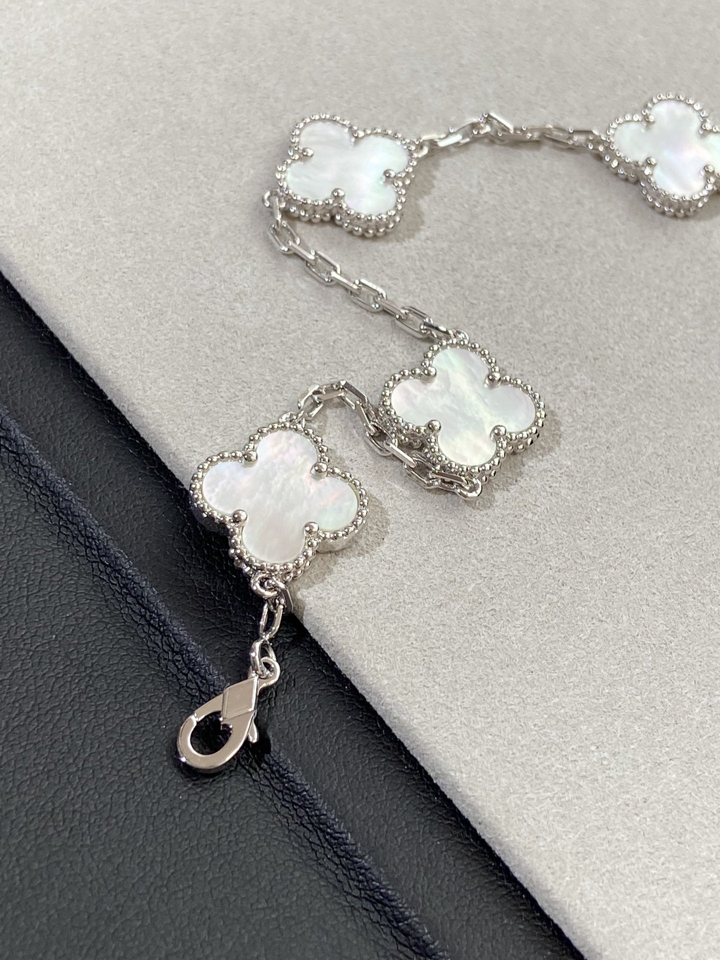 [Clover Jewelery]CLOVER SILVER MOP 5 MOTIF BRACELET
