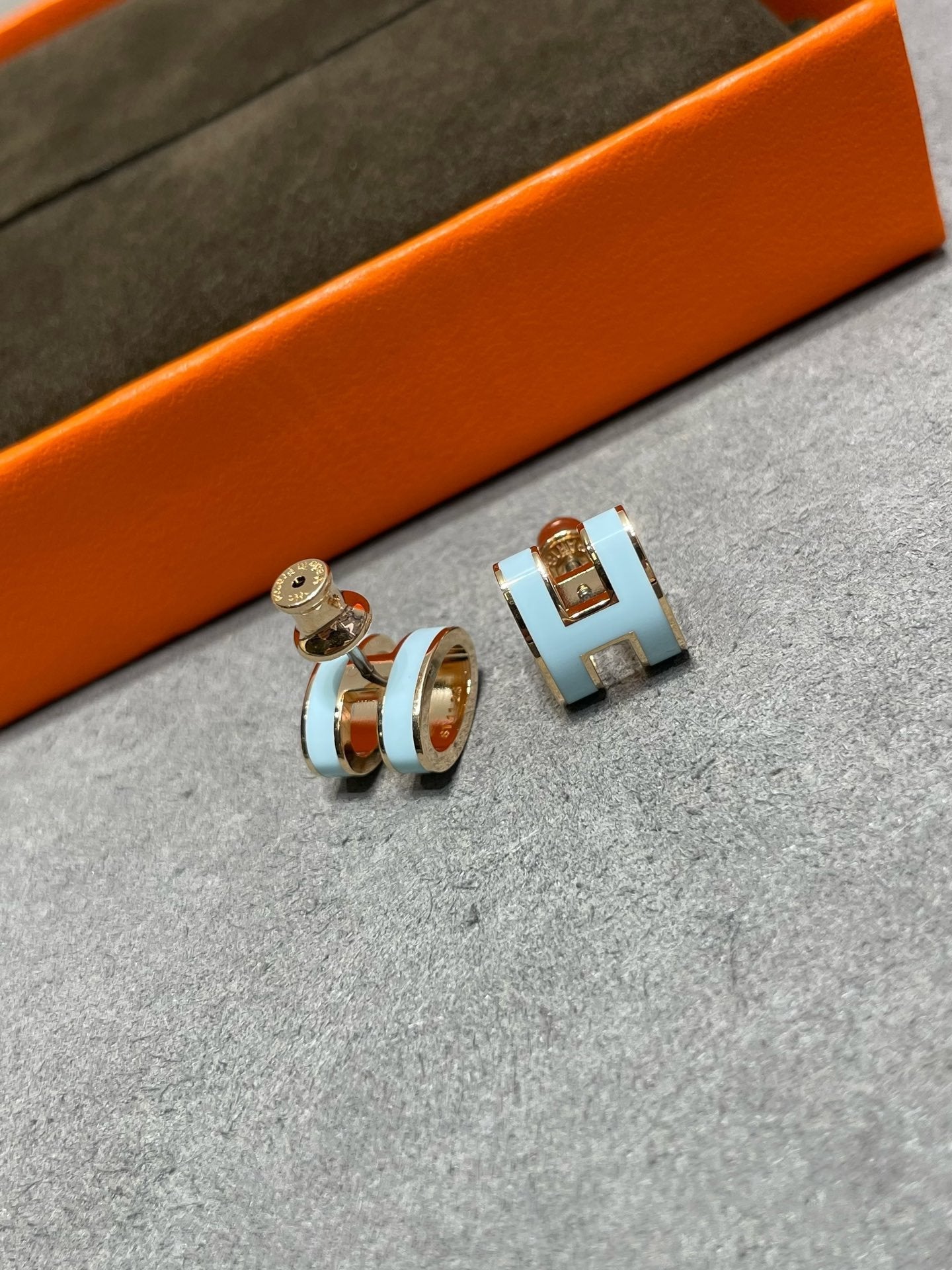 [Clover Jewelery]POP H SKY BLUE STUD EARRINGS