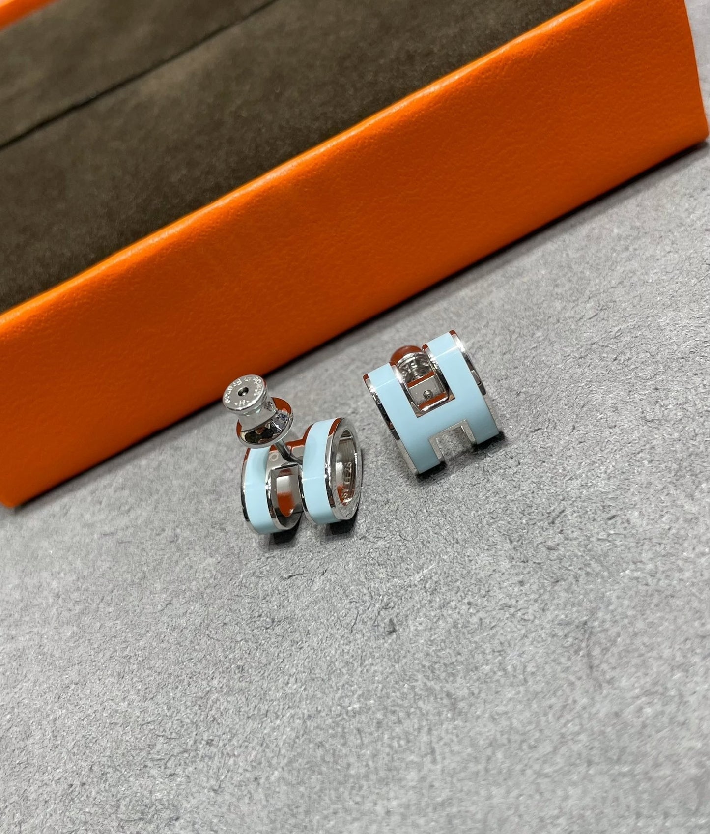 [Clover Jewelery]POP H SKY BLUE STUD EARRINGS