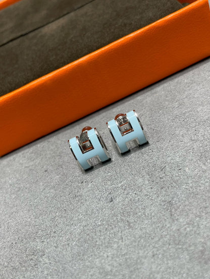 [Clover Jewelery]POP H SKY BLUE STUD EARRINGS