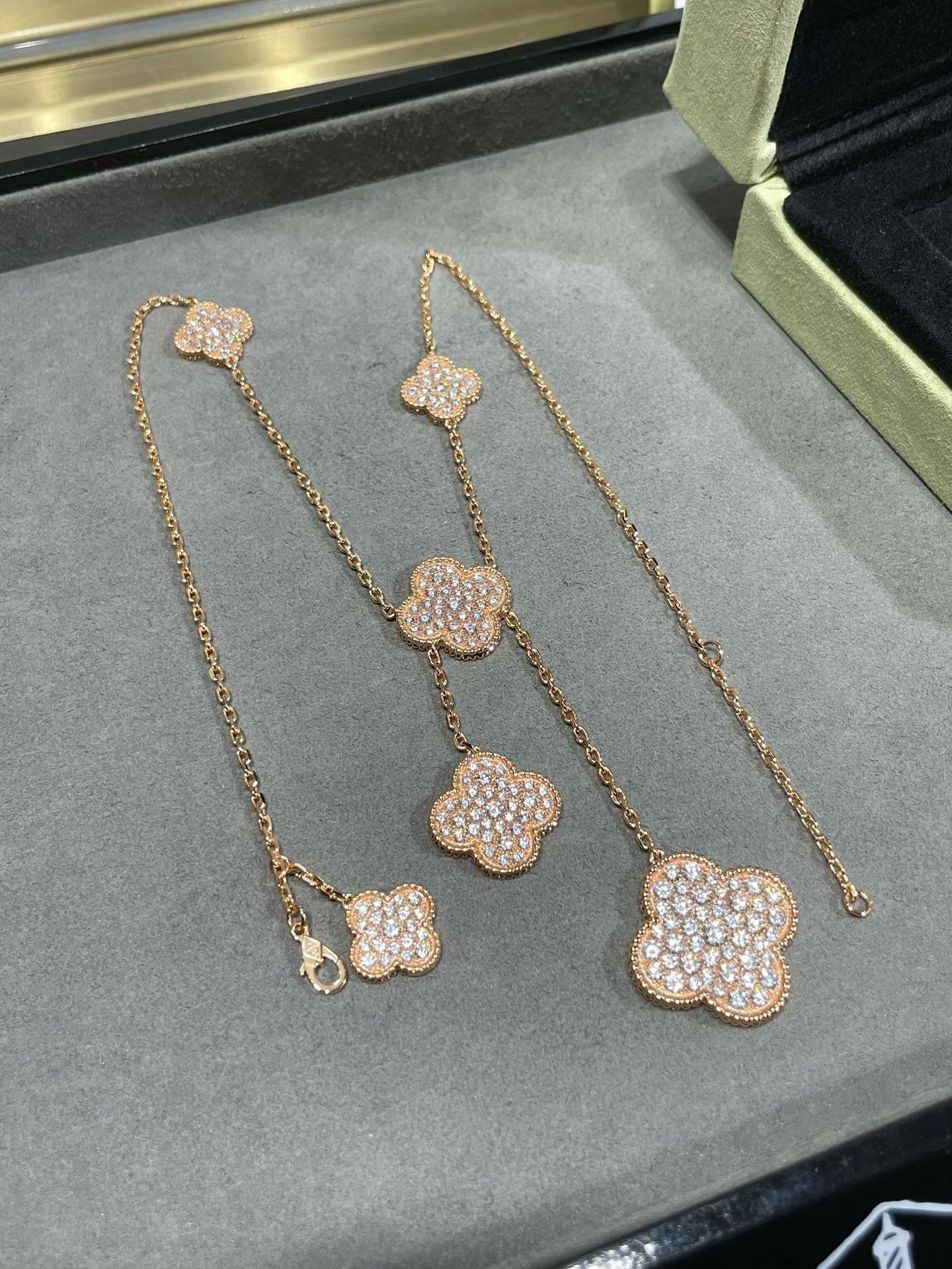 [Clover Jewelery]CLOVER 6 MOTIF DIAMOND PAVED NECKLACE