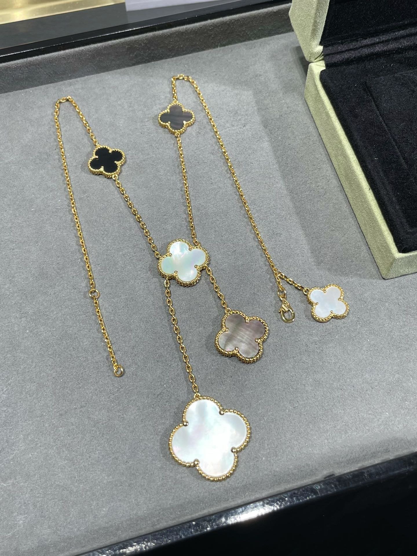 [Clover Jewelery]CLOVER 6 MOTIF MOP ONYX GOLD NECKLACE