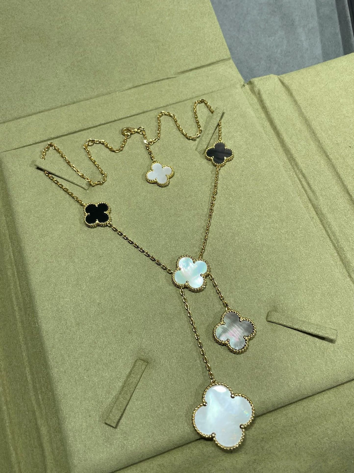 [Clover Jewelery]CLOVER 6 MOTIF MOP ONYX GOLD NECKLACE