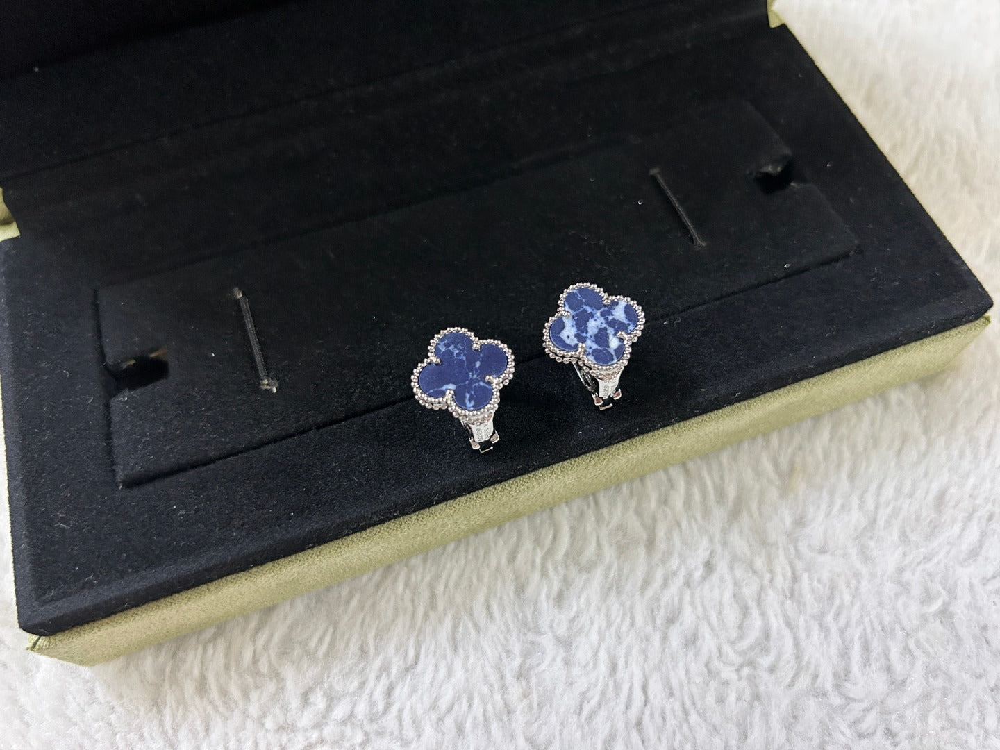 [Clover Jewelery]CLOVER PIETERSITE MEDIUM STUD EARRINGS