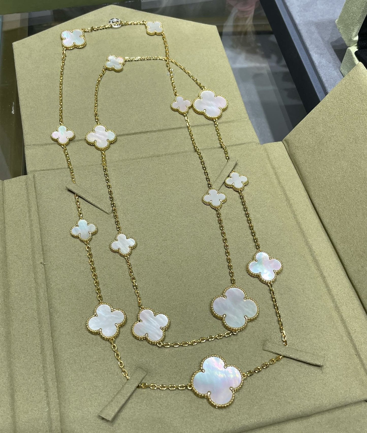 [Clover Jewelery]CLOVER 16 MOTIF WHITE MOP GOLD NECKLACE