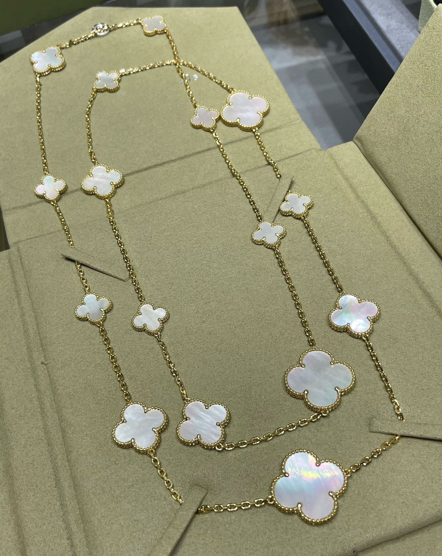[Clover Jewelery]CLOVER 16 MOTIF WHITE MOP GOLD NECKLACE