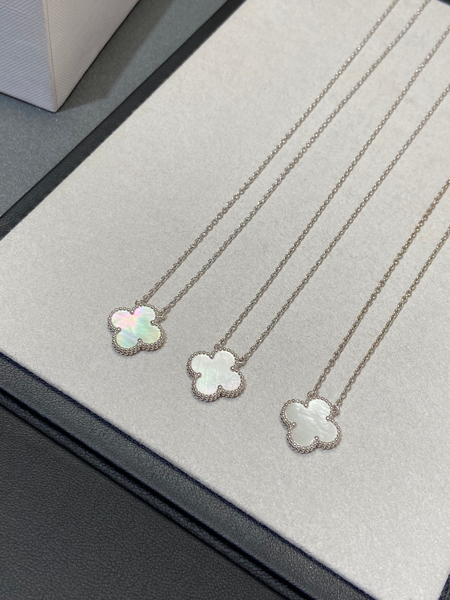 [Clover Jewelery]CLOVER MEDIUM SILVER WHITE MOP NECKLACE
