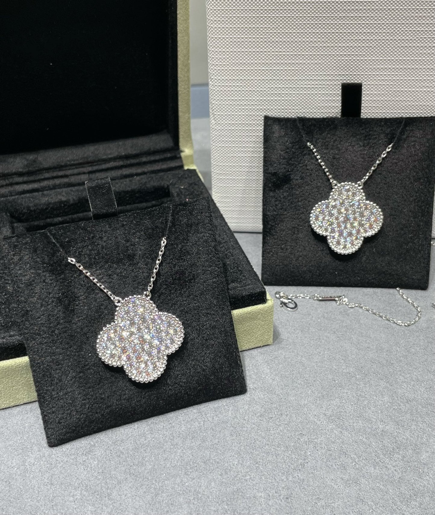 [Clover Jewelery]CLOVER 25MM LARGE PENDANT DIAMOND PAVED SILVER NECKLACE