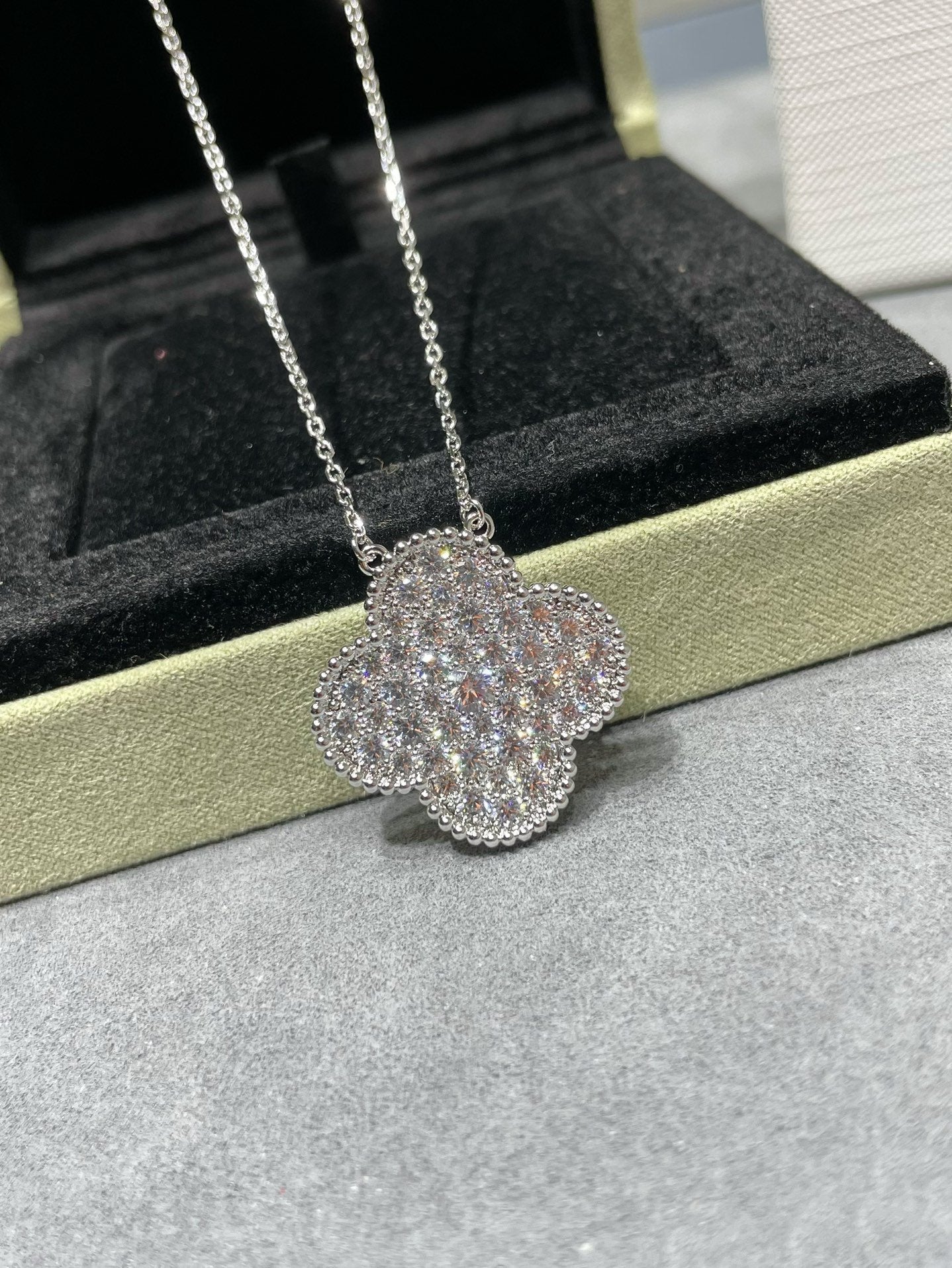 [Clover Jewelery]CLOVER 25MM LARGE PENDANT DIAMOND PAVED SILVER NECKLACE