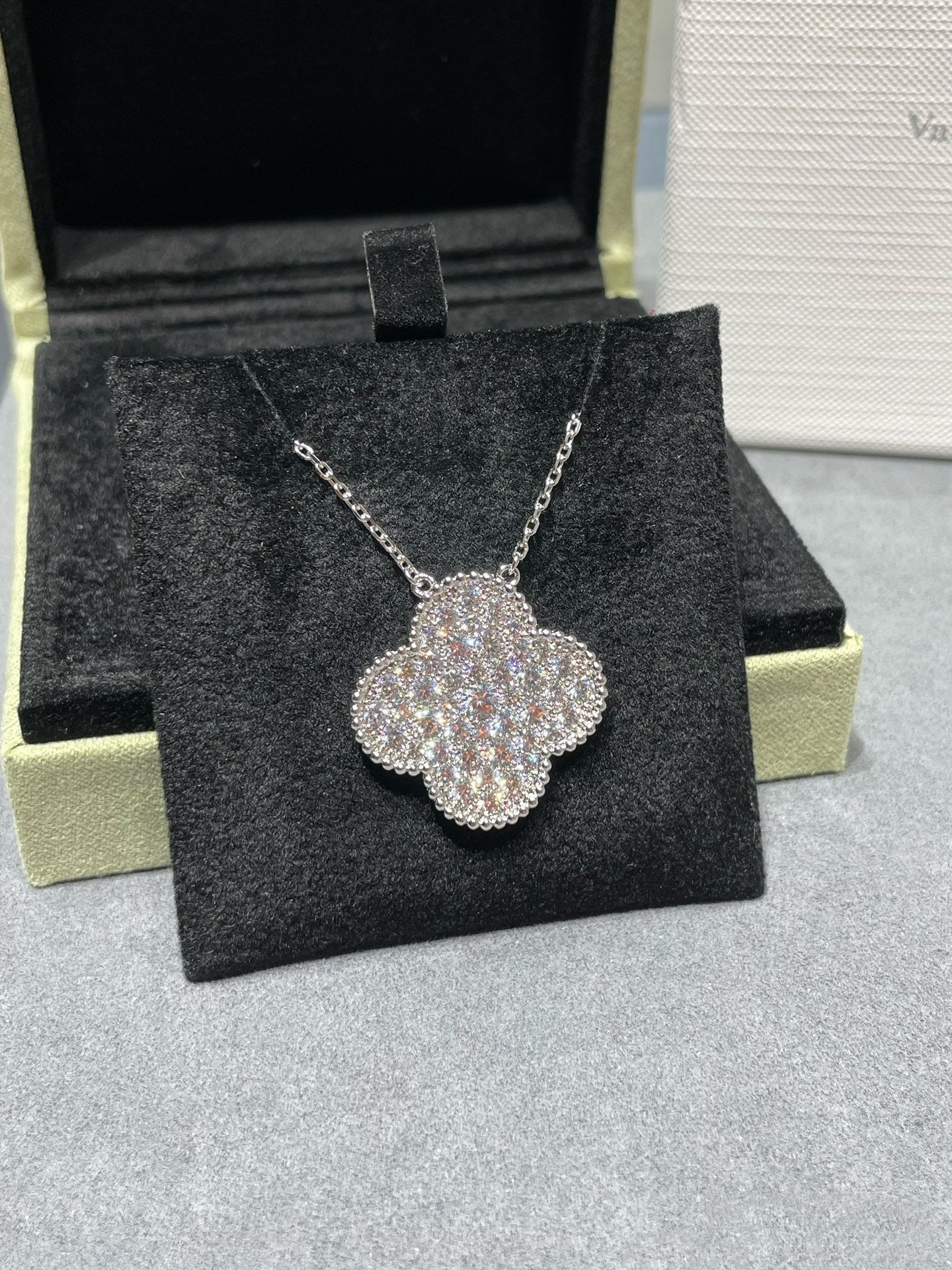 [Clover Jewelery]CLOVER 25MM LARGE PENDANT DIAMOND PAVED SILVER NECKLACE