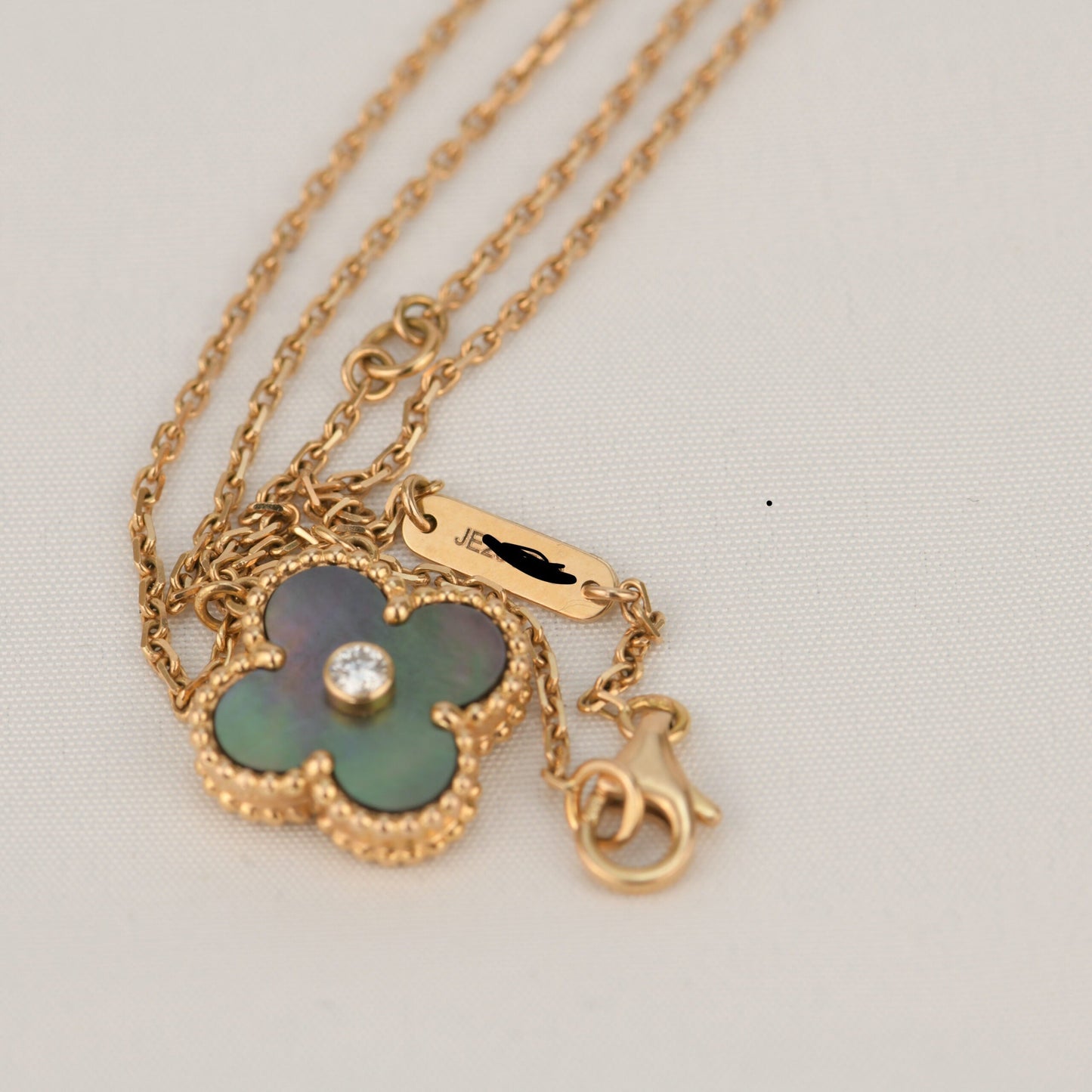 [Clover Jewelery]CLOVER 15MM DIAMOND AND MOTHER-OF-GREY NECKLACE