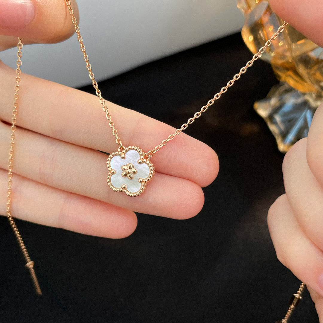 [Clover Jewelery]LUCKY  WHITE MOP  PLUM BLOSSOM NECKLACE