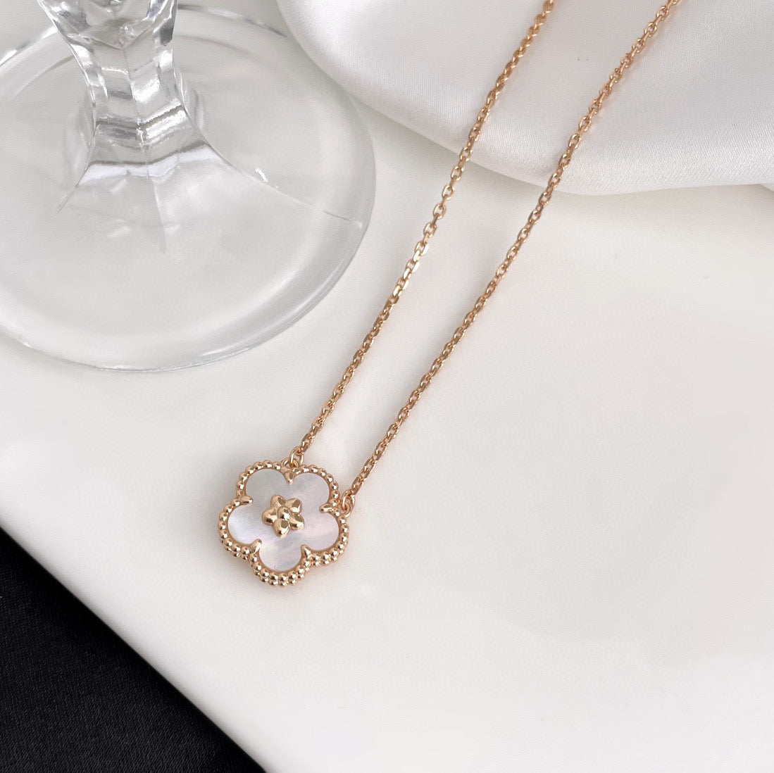 [Clover Jewelery]LUCKY  WHITE MOP  PLUM BLOSSOM NECKLACE