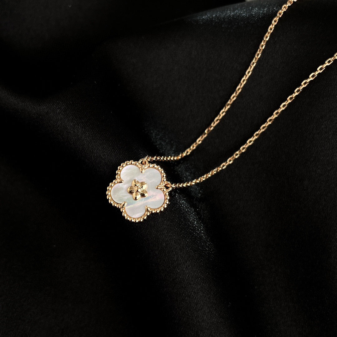 [Clover Jewelery]LUCKY  WHITE MOP  PLUM BLOSSOM NECKLACE