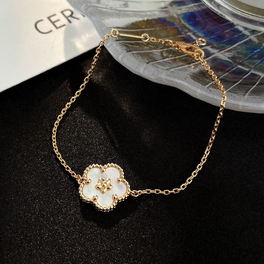 [Clover Jewelery]LUCKY WHITE MOP PLUM BLOSSOM  BRACELET