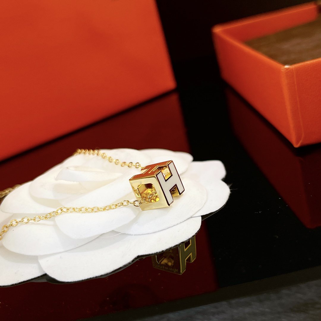 [Clover Jewelery]H WHITE SQUARE GOLD NECKLACE