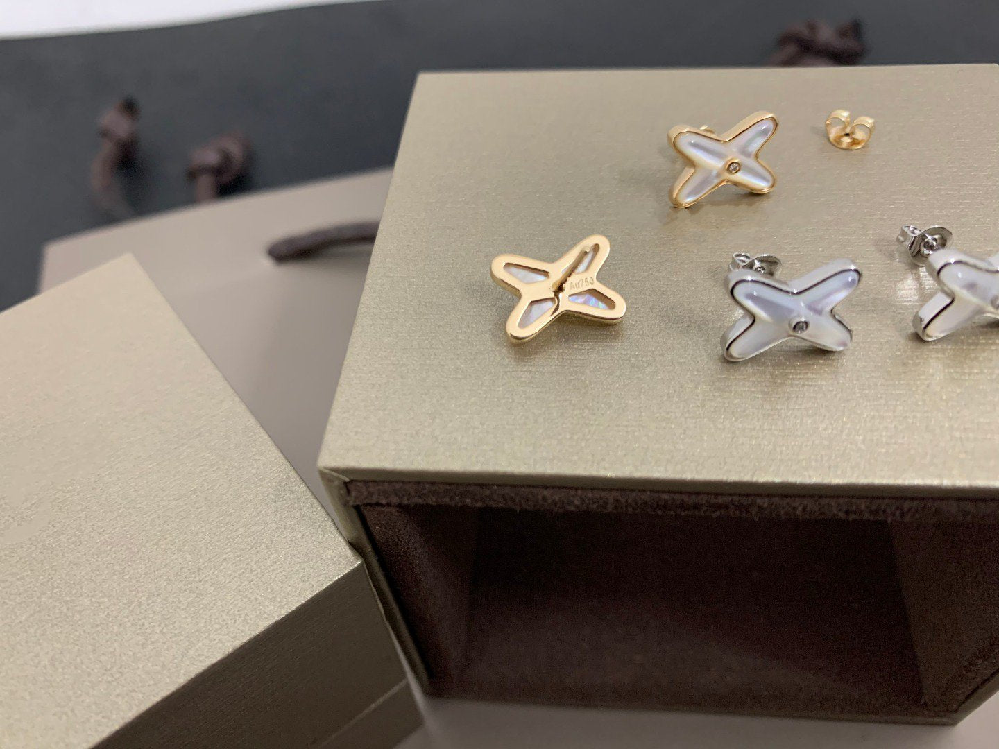 [Clover Jewelery]JEUX DE WHITE MOP SILVER DIAMOND EARRINGS