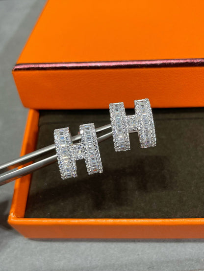 [Clover Jewelery]H STUD EARRINGS WITH SILVER DIAMONDS