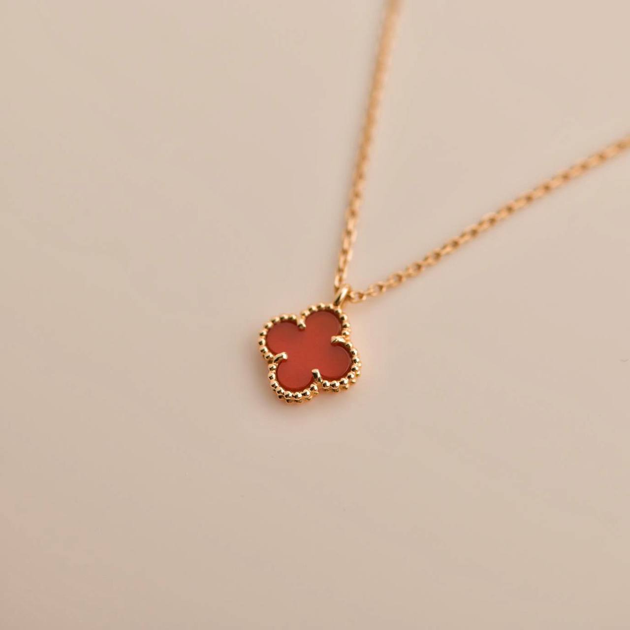 [Clover Jewelery]CLOVER MINI 9.5MM WHITE CARNELIANS NECKLACE